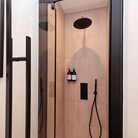 Argyl - Abbey Gate Near Holyrood Edinburgh