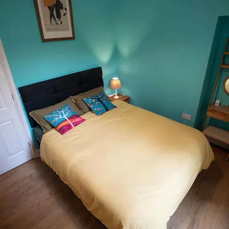 Stylish In 5 Beds 3 Bedrooms *