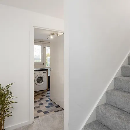 Stylish 3bed House Near Airport Appartement *
