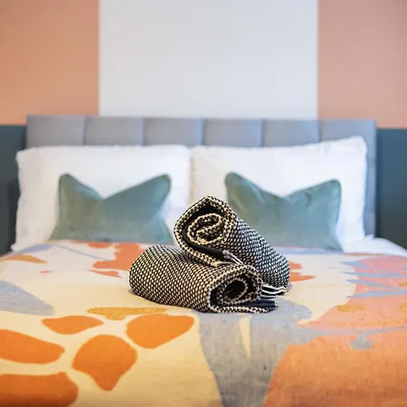 Stylish 3bed House Near Airport Apartment *