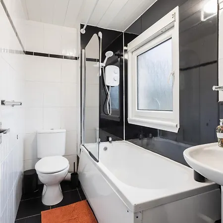 Stylish 3bed House Near Airport Appartement *