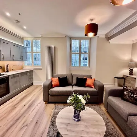 Spectacular 2 Bed, 2 Bath In Centre * 爱丁堡