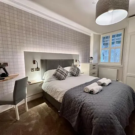 Spectacular 2 Bed, 2 Bath In Centre 公寓 *