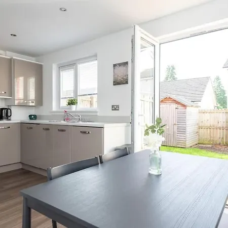 4 Bedroom House - Free Parking *