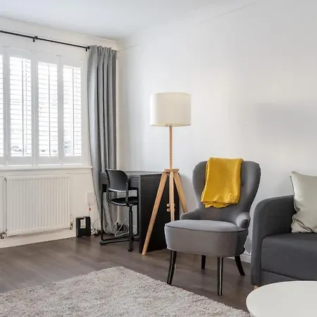펜션 4 Bedroom House - Free Parking