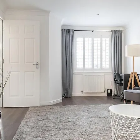 Holiday home 4 Bedroom House - Free Parking *