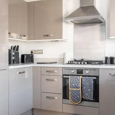 4 Bedroom House - Free Parking *