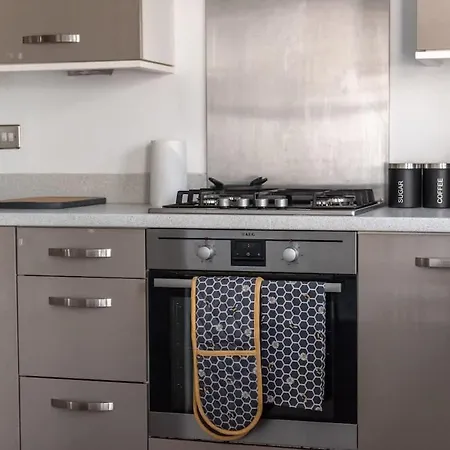 4 Bedroom House - Free Parking Edinburgh