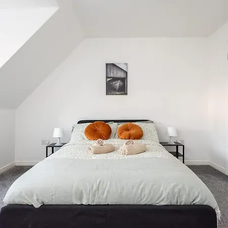 4 Bedroom House - Free Parking *