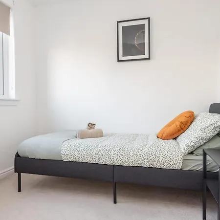 4 Bedroom House - Free Parking Edinburgh