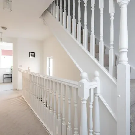 4 Bedroom House - Free Parking