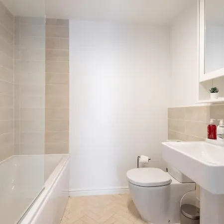 4 Bedroom House - Free Parking Edinburgh