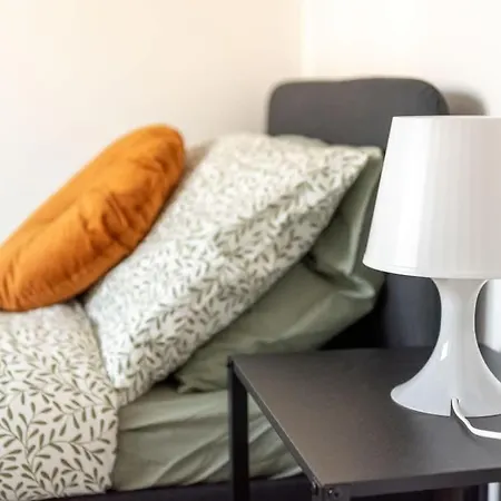 4 Bedroom House - Free Parking