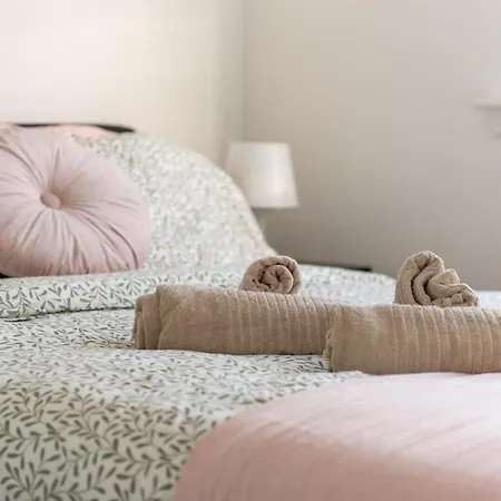 4 Bedroom House - Free Parking Holiday home *