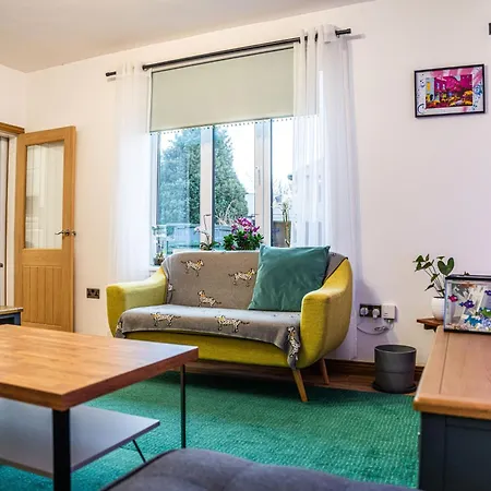 Large Bedroom, Close To Airport And Centre Pansiyon *