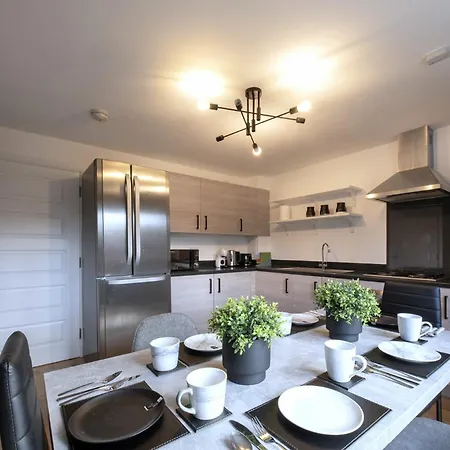 Luxury 4 Bedroom Townhouse With Free Parking Lägenhet