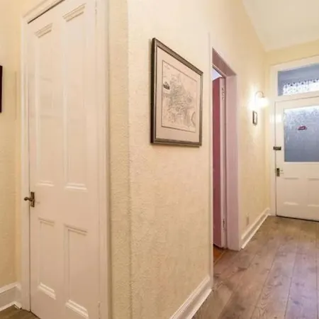 Palm Tree Apartment- Period With Cat * エディンバラ