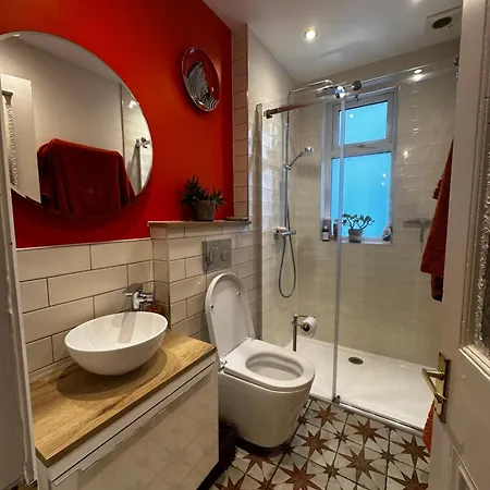 Cosey And Vibrant Flat In Leith, Daire