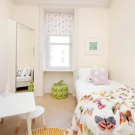 City Centre Modern Flat For 2 Adults And 1 Child * Edinburgh