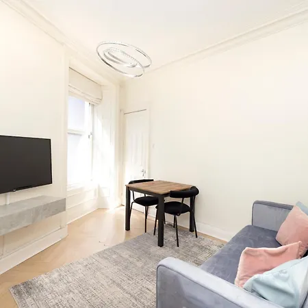 City Centre Modern Flat For 2 Adults And 1 Child * Edinburgh