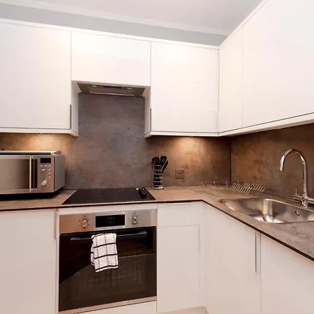 Haymarket Modern Flat For 2 Guests