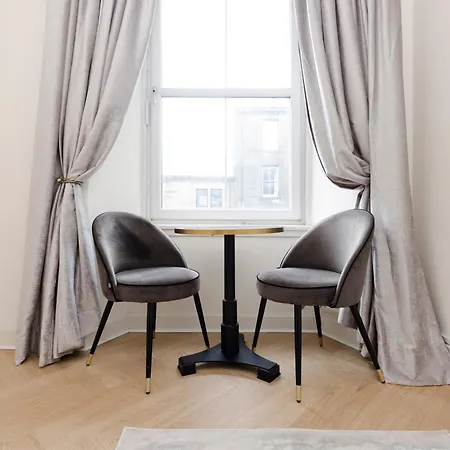Haymarket Modern Flat For 2 Guests