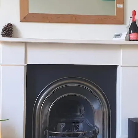 Artist Colony With Sauna And Private Garden, And Easy Walk To Centre *