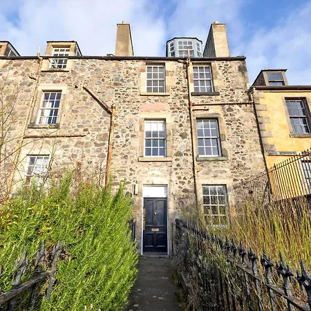 アパート Joivy Beautiful Apartment, Private Garden, Calton Hill エディンバラ