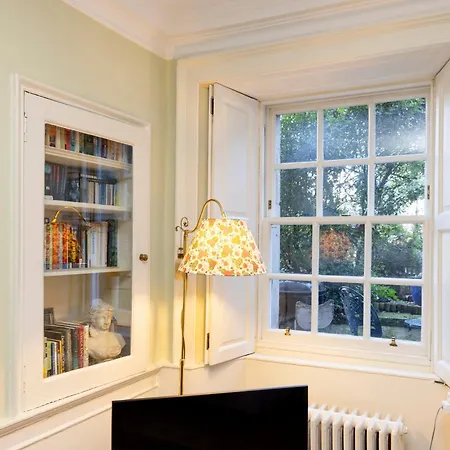 Joivy Beautiful Apartment, Private Garden, Calton Hill アパート *