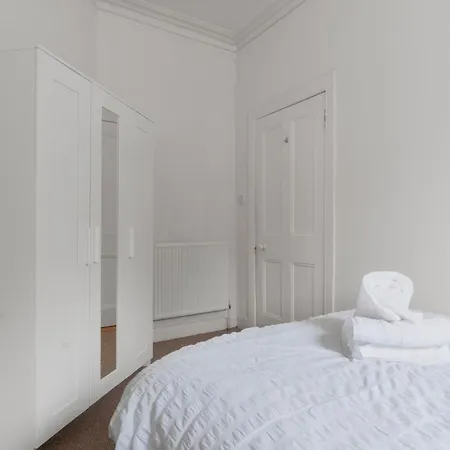 3 Bedrooms Bungalow, Sleeps 6, Free Parking With Garden * 爱丁堡