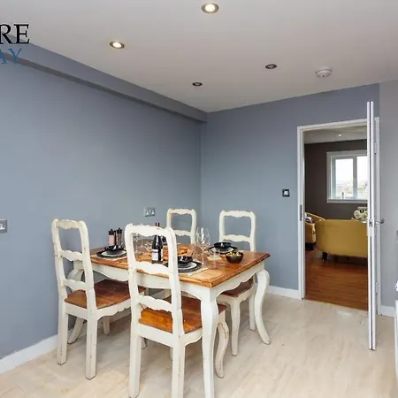 Stylish 3 Bedroom Apartment, *