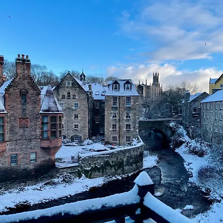 - - With Balcony And Free, Secure Garage Parking Lägenhet