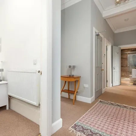 Spacious 3 Bed In Marchmont شقة