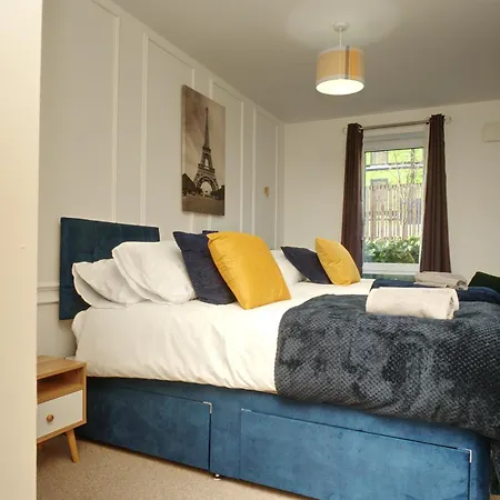 Modern 2br City Centre Apt With Arthur's Seat View
