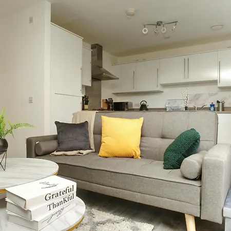Modern 2br City Centre Apt With Arthur's Seat View *