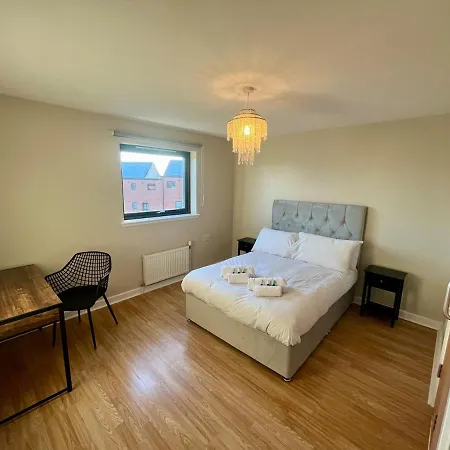 Luxury Spacious 4 Dbl Br House With Free Parking Apartmán *