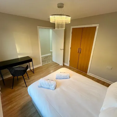 Apartmán Luxury Spacious 4 Dbl Br House With Free Parking *