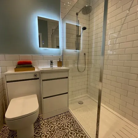 Modern Apartment, Access To Holyrood & Edinburgh