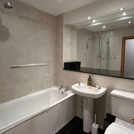 Spacious 2br, 2 Bath - Ideal For Families & Groups - Centre Gem