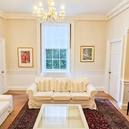 בית נופש Russel House - 4 Bedroom - The Royal Mile *