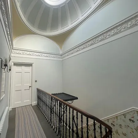 Georgian Townhouse In Centre *