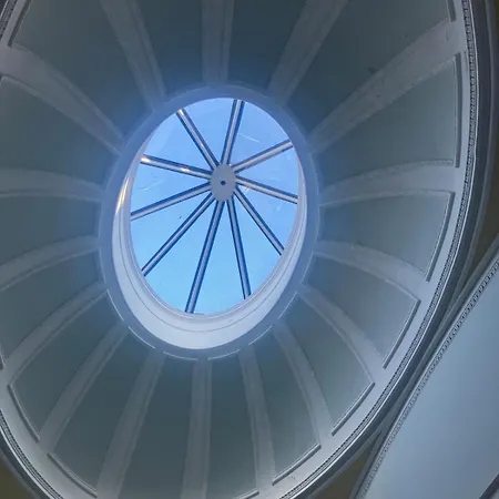 Georgian Townhouse In Centre *