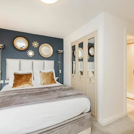 Joivy Stylish 3 Bed, 3 Bath Flat With Balcony In Old Town