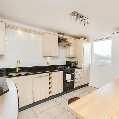 Joivy Stylish 3 Bed, 3 Bath Flat With Balcony In Old Town Apartmán