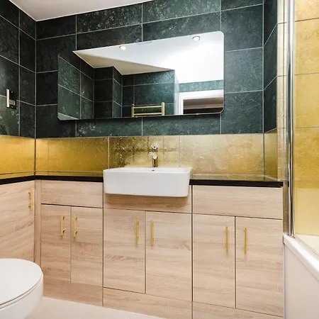 Apartmán Joivy Stylish 3 Bed, 3 Bath Flat With Balcony In Old Town *