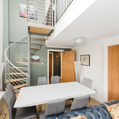 Apartmán Joivy Stylish 3 Bed, 3 Bath Flat With Balcony In Old Town *