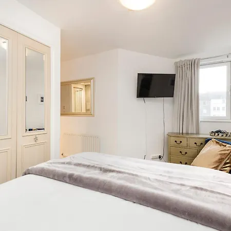 Joivy Stylish 3 Bed, 3 Bath Flat With Balcony In Old Town Apartmán Edinburgh