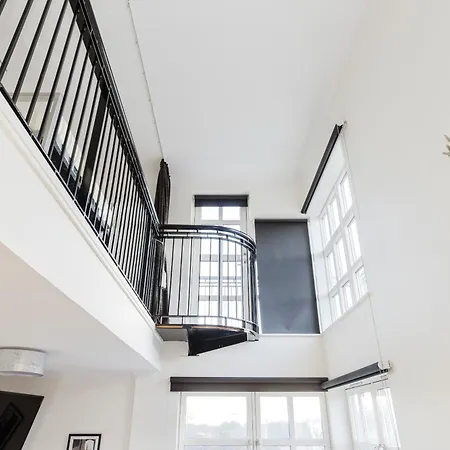 Joivy Stylish 3 Bed, 3 Bath Flat With Balcony In Old Town Apartmán