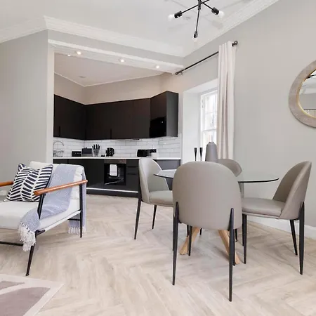 Castle View In The Heart Of Historic Old Town 아파트