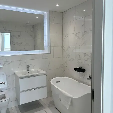 Breathtaking 5 Bedroom Townhouse In Murrayfield Location, Free Parking